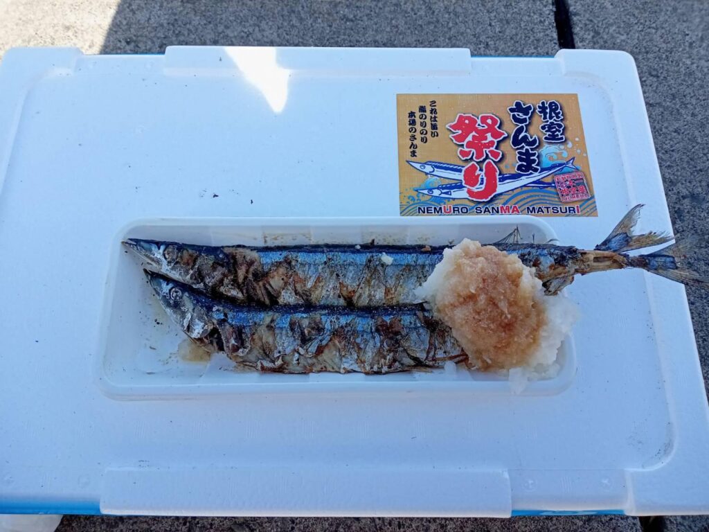 焼いたサンマと大根おろしの写真